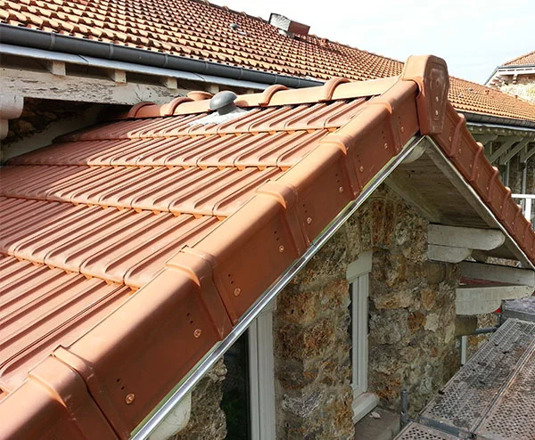 Comment avoir une meilleure isolation grâce au démoussage de toitures ?
